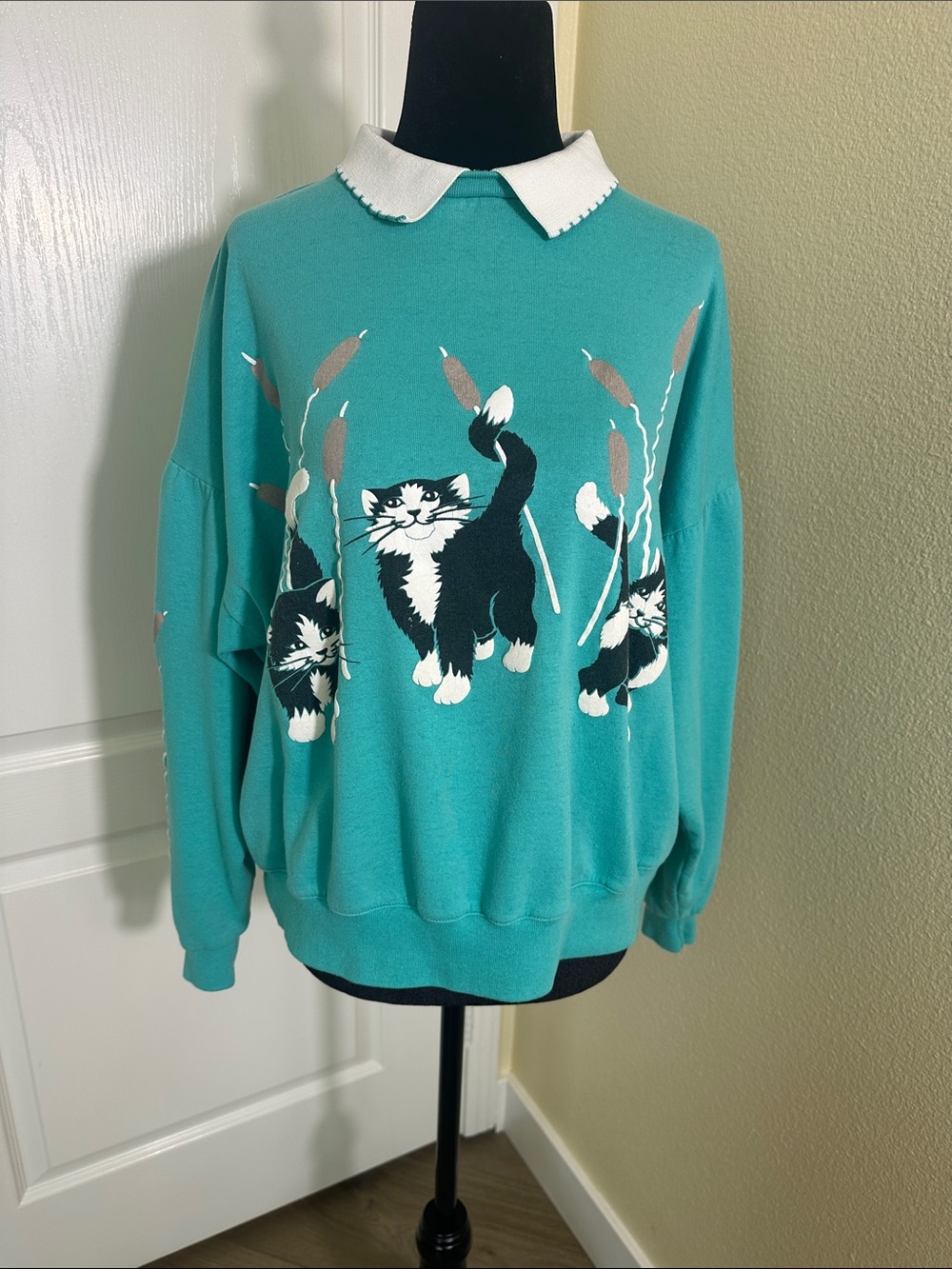 Teal Puffy Print Cat Pullover Sweatshirt  with White Collar. Vintage. Retro. XL